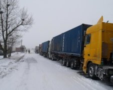 Водіїв фур під Києвом відігрівають гарячим чаєм
