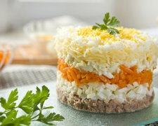 Рождество 2019: вкусный слоеный салат с тунцом и сыром