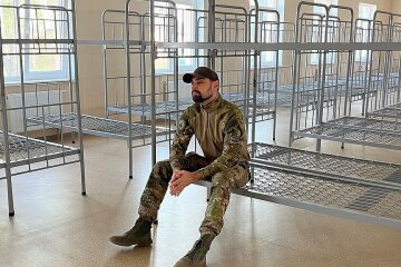 Сослуживцы Козловского уже на фронте, но певец пока только собирает деньги
