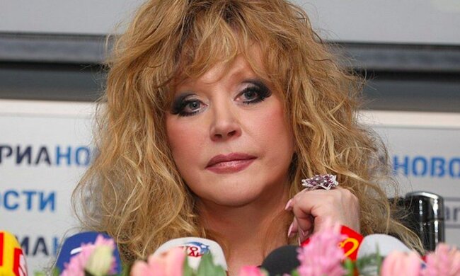 В черном мини и чулках: 70-летняя Пугачева примерила откровенный образ