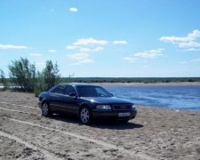 З'їхав з гори на людей: автомобіль без водія відправив жінок в реанімацію
