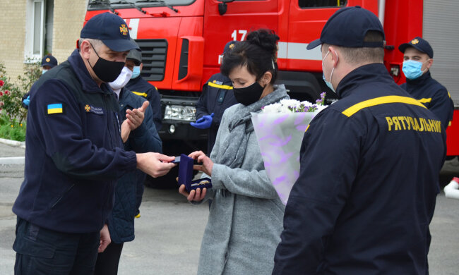 Жінку нагородили за порятунок дітей, фото km.dsns.gov.ua
