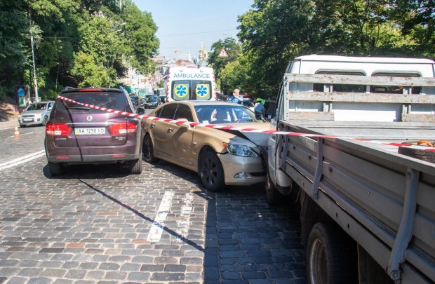 Под мостом Кличко в Киеве скончался мужчина: несчастному "помогли", - кадры 18+