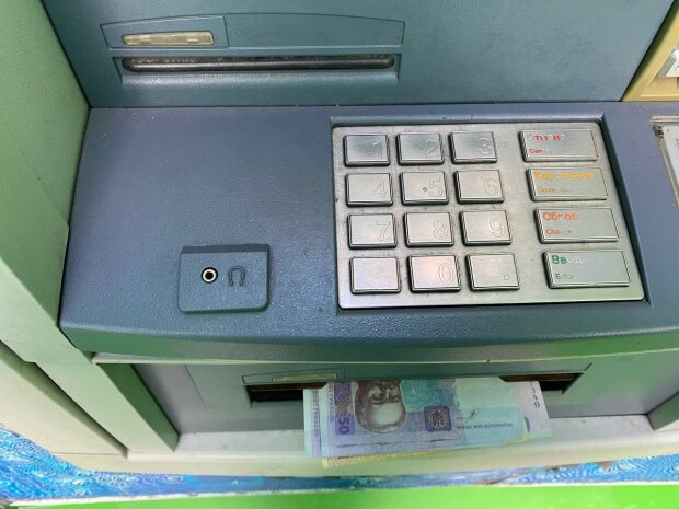Гроші, банкомат. Фото: Знай.uа
