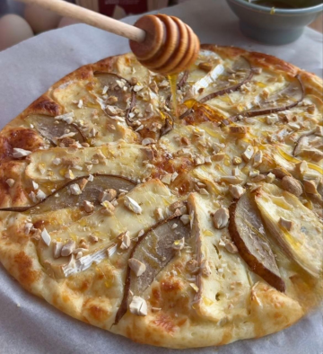 Сирна піца з грушею та брі: фото скрін рецепту