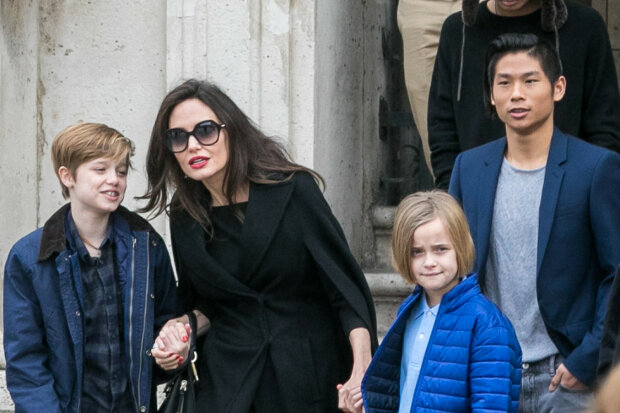 Джоли вместе с сыном в одинаковых нарядах пошли "поступать", маме придется очень постараться: фото