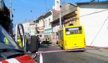 Маршрутчик протаранив будинок: є жертви