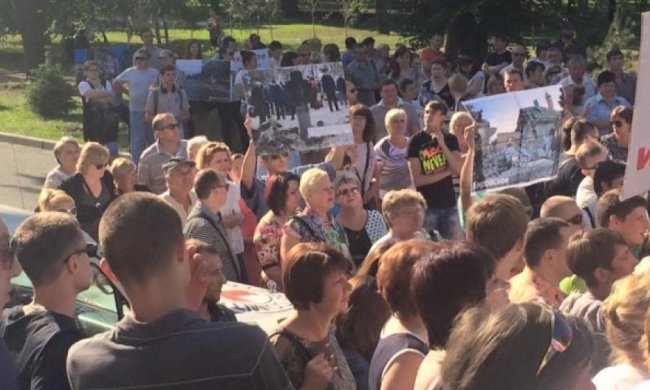 Жители Донецка протестуют против обстрелов боевиков (фото)