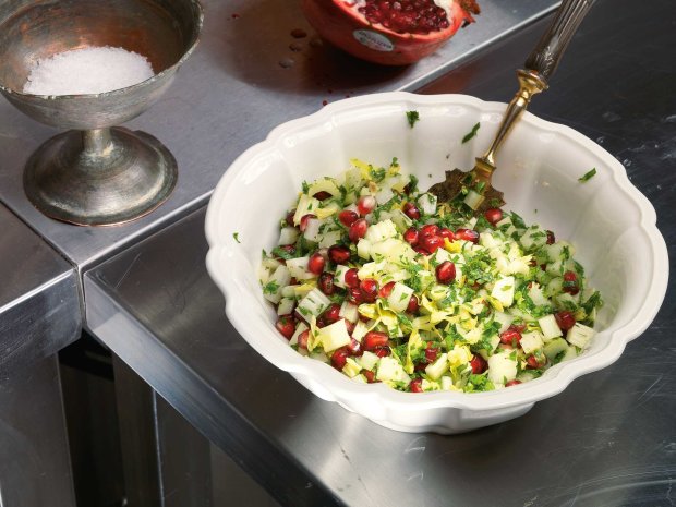 Сезонный рецепт: салат из сельдерея, граната и петрушки