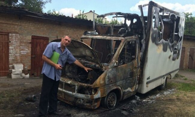 Вночі спалили автомобіль відомого вінницького волонтера (фото)