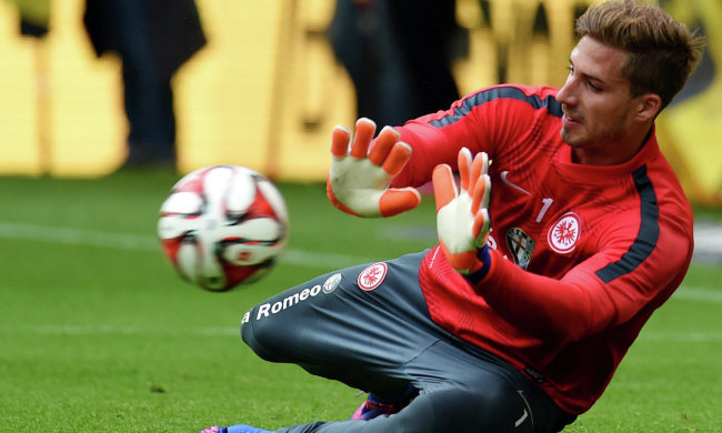 Вратарю подарили экипировку с изображением романтической сцены