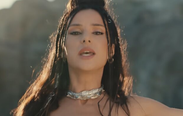 Злата Огневич, кадр из клипа на песню "Народжені вільними"