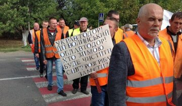 Дорожники Волыни перекрыли трассу из-за невыплаты зарплат (фото)