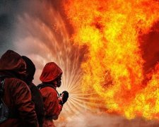 Десятки людей борються з масштабною пожежею у Дніпрі