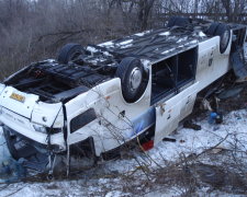 Автобус с детьми разбился в жутком ДТП: есть погибшие, пострадавших вырезают спасатели