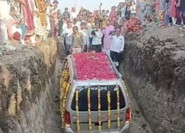 Фермер устроил похороны своему "счастливому" авто: 2 000 гостей, цветы и яма в 5 метров