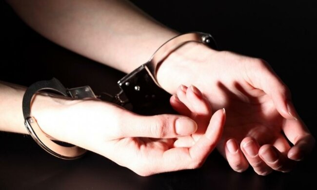 Студентка "обчистила" родичку заради гулянок