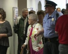 Арештована довгожителька подякувала копам за здійснену мрію