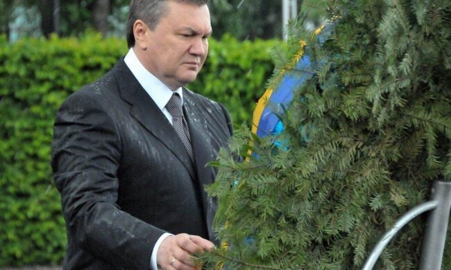 Янукович и венок, фото УНИАН