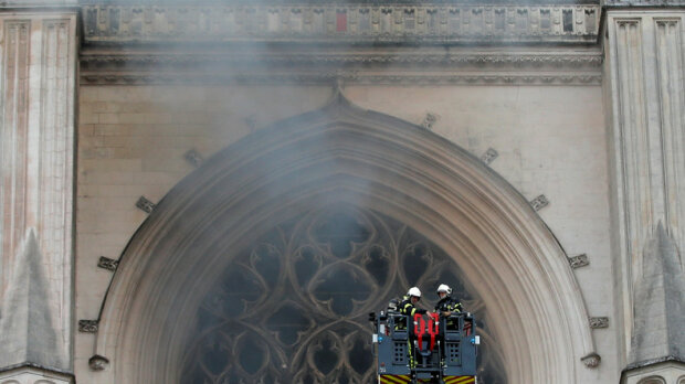 Самый величественный собор Франции снова пылает – десятки спасатели не могут укротить пламя