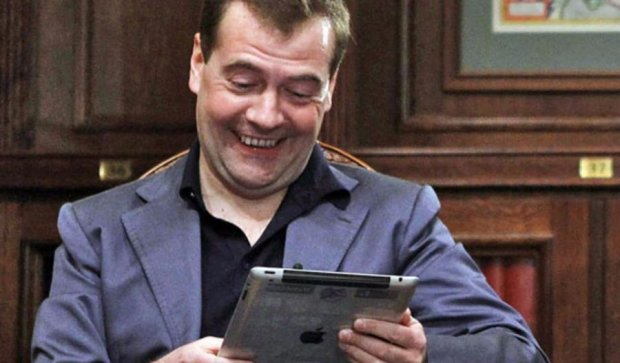 Медведев удалил Крым: как "медвед" Twitter почистил