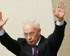 Не минуло й півроку: Азаров взявся обговорювати фейковий плакат про російську мову 