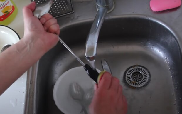 Миття посуду. Фото: скрін youtube