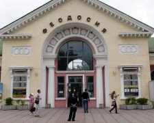 Феодосийский вокзал устал от оккупантов: фото