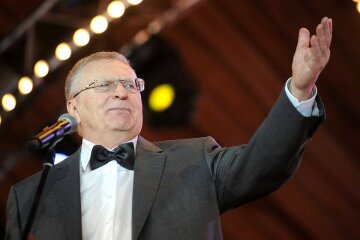 Жириновський на Червоній площі потішив "холопів" царськими бабками: "Беріть гроші, кріпаки", епічні кадри