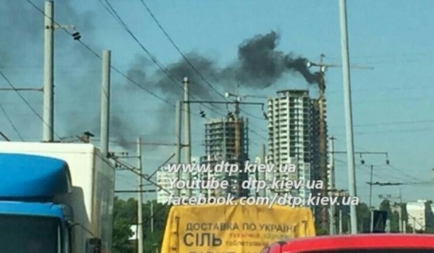 На будівництві в Києві згорів підйомний кран