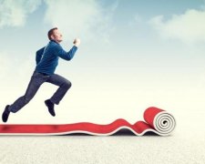 Чиновник тікав від Генпрокуратури в одних капцях: фото