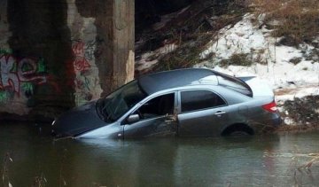 Иномарка упала с моста в реку