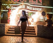 "Аукціон щедрості" для Порошенка: активістки Femen перетворили магазин Roshen на попіл