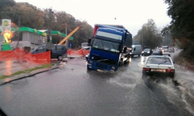 У Львові вантажівка провалилась під новий асфальт