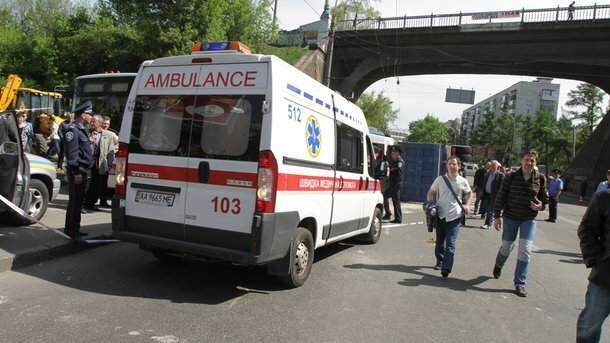 Люди не успели даже ойкнуть: две маршрутки под Киевом не поделили дорогу и снесли остановку