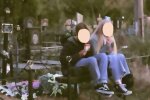 Діти влаштували фотосесію на кладовищі, скріншот з відео