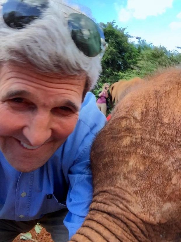  Джон Керри сделал селфи со слоненком
