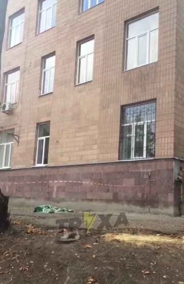 У Харкові пацієнт з коронавірусом викинувся з вікна, кадр з відео Труха Харків: Telegram