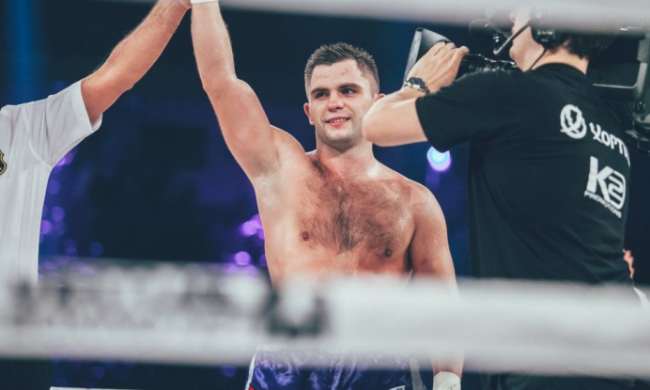 Украинец Митрофанов красиво победил панамца Росалеса