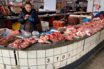 Мясо на рынке, фото знай.ua