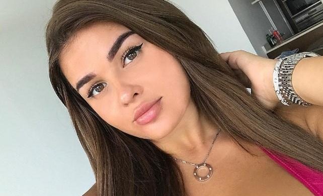 Російська Кардашьян в бікіні спаплюжила райський куточок: груди зовсім випали