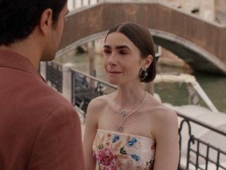 Лили Коллинз, кадр из сериала "Эмили в Париже"