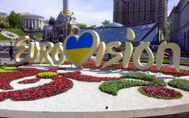 Туристи знищили клумбу Євробачення у Києві: фото
