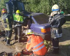 Під Дніпром стовп зім'яв легковик у консервну банку - водія діставали по частинах