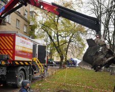 ДСНС вилучає залишки балістичної ракети біля багатоповерхівок у Києві