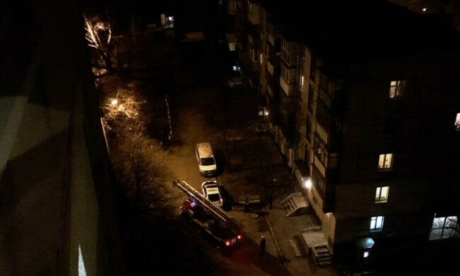 Харківські лікарі, рятувальники та поліцейські діставали бабусю з туалету