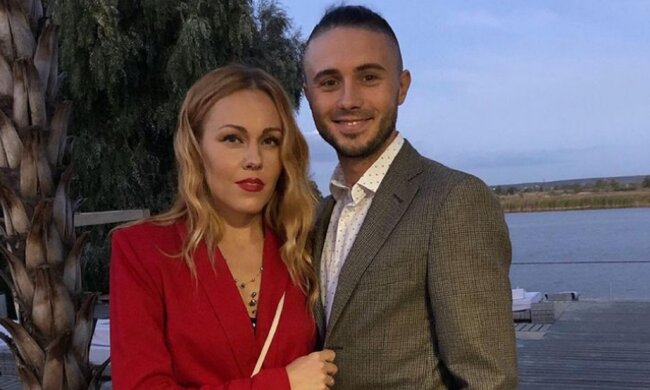 Alyosha занималась тайными делами в занавеске и ее "застукал" Тарас Тополя: "В сельском клубе"