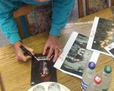 Музыканты RHCP подписали белорусским таможенникам фотографии группы Metallica