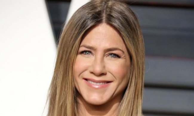 Знову наречена: Дженіфер Еністон засвітилась з обручкою