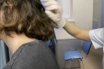 10-летняя девочка собирала вшей со своих волос и кидала в одноклассников целый год: "Не честно, что у меня..."